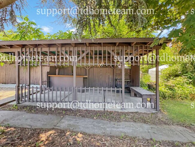 Building Photo - "Charming 3-Bed Home with 2 Baths in the H...