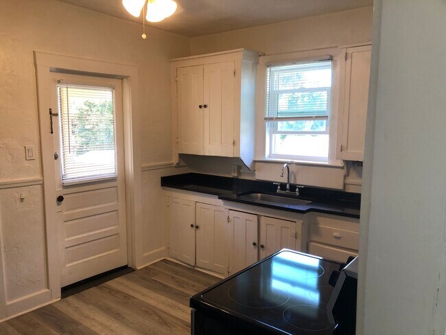 Building Photo - 418 Goodall Ave