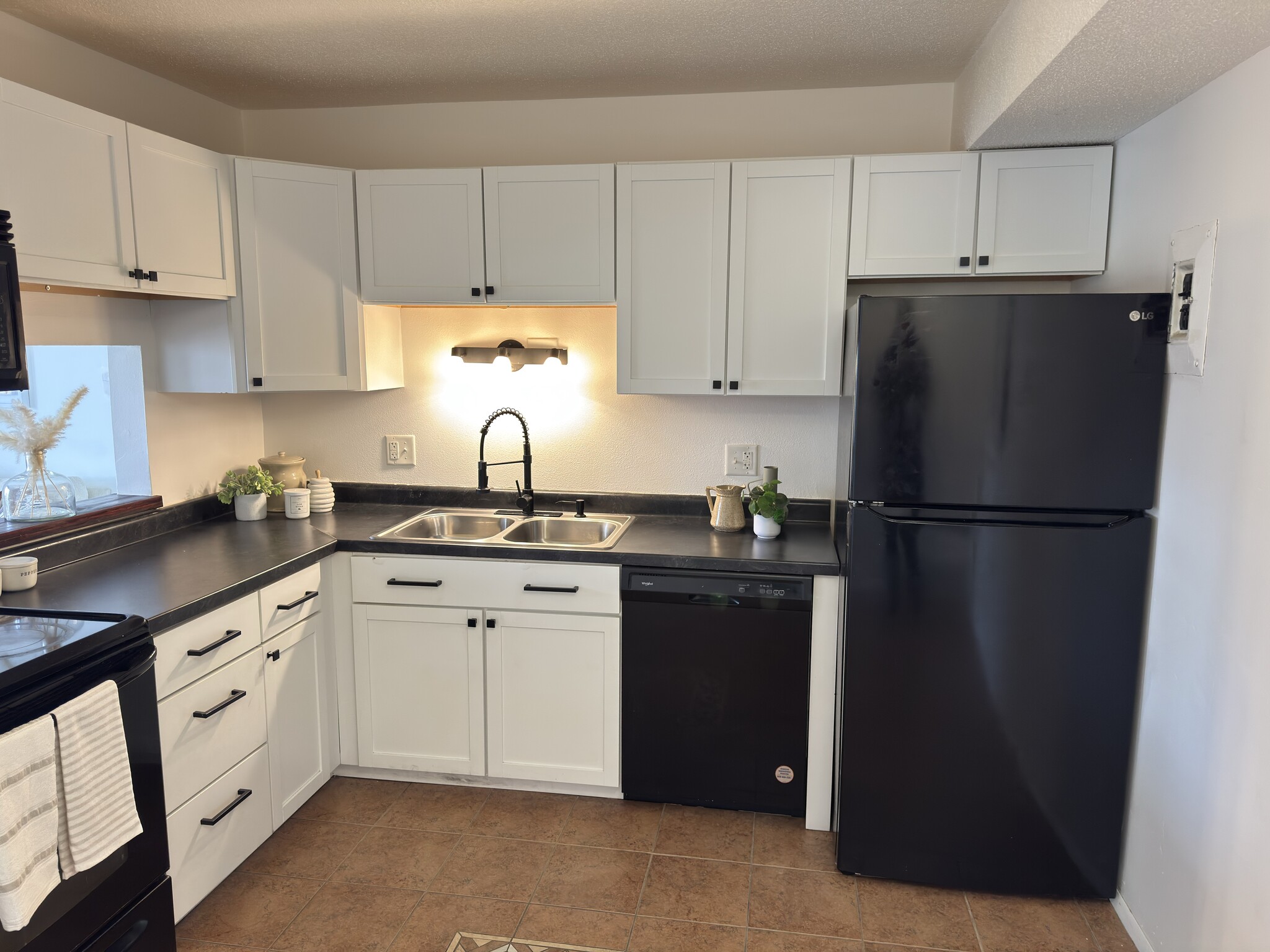 Building Photo - 1120 E 6th St