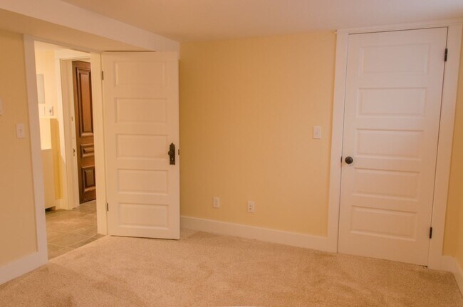 Building Photo - 4Bd/2.75Ba Seattle House