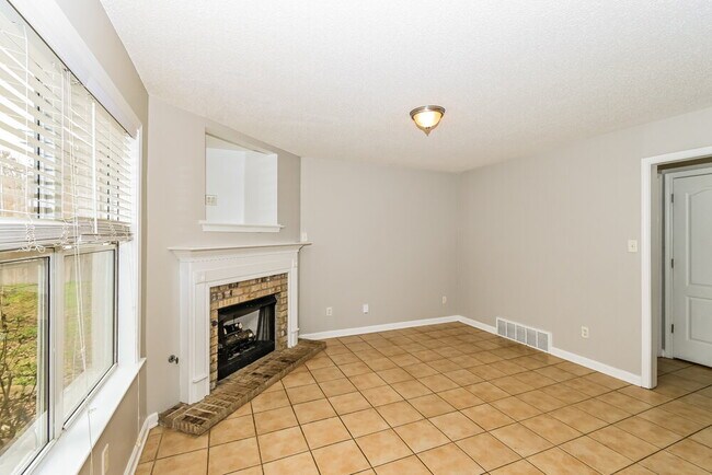 Building Photo - 105 Whispering Creek Dr