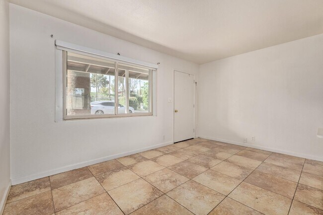 Building Photo - 524 W Fairway Dr