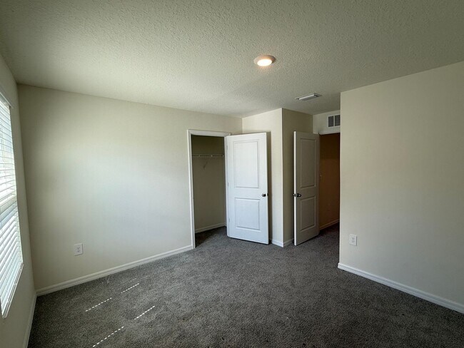 Building Photo - Spacious 4-Bedroom Modern Home in Oaks Preserve – Perfect Gainesville Location