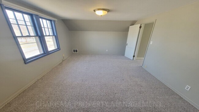 Building Photo - Cozy & Quaint 3 Bedroom House With Lots of Extras!