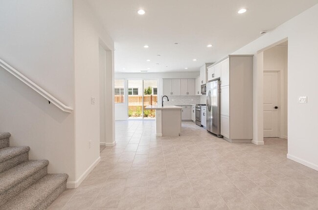 Building Photo - New Tesoro Viejo home with 3 bedrooms, 3 b...