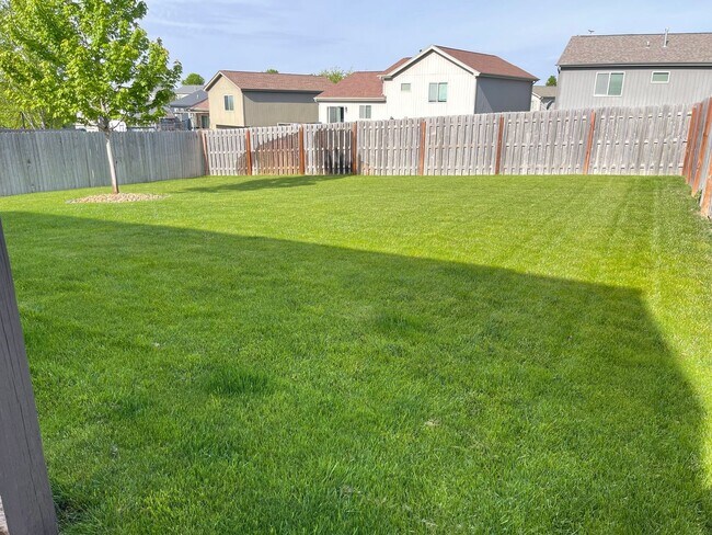 Building Photo - Comfortable 3-Bedroom Home in Desirable Millard West Area - $2,095