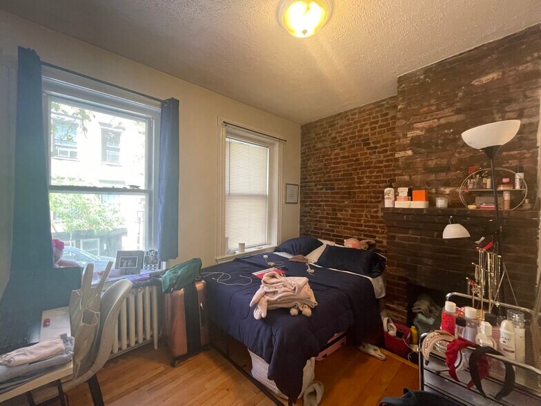 Building Photo - 42 Anderson St