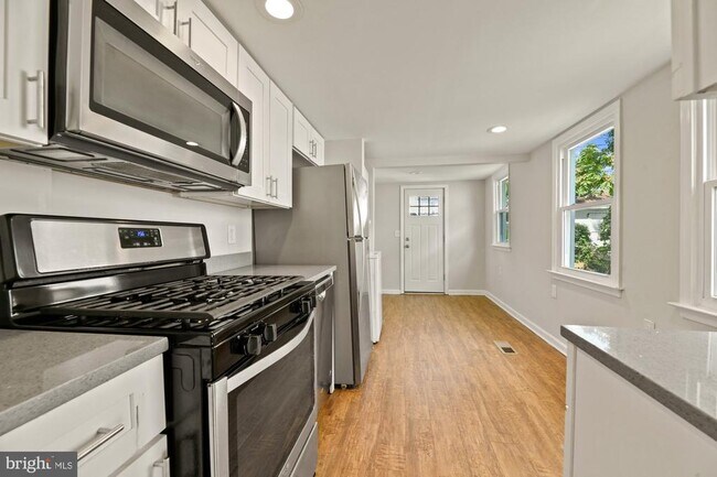 Building Photo - 240 Riverview Ave