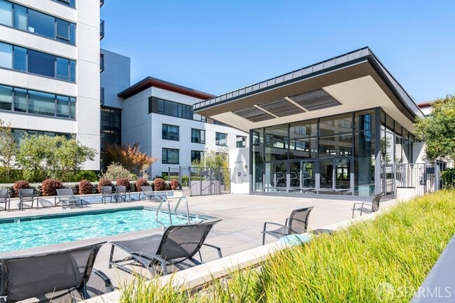 Building Photo - 250 King St