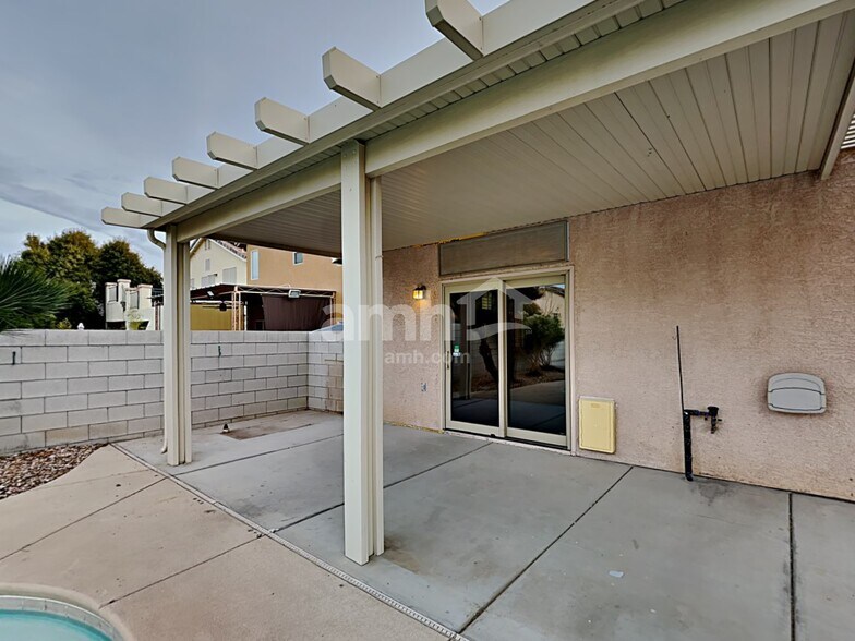 Building Photo - 1852 E Pyle Ave