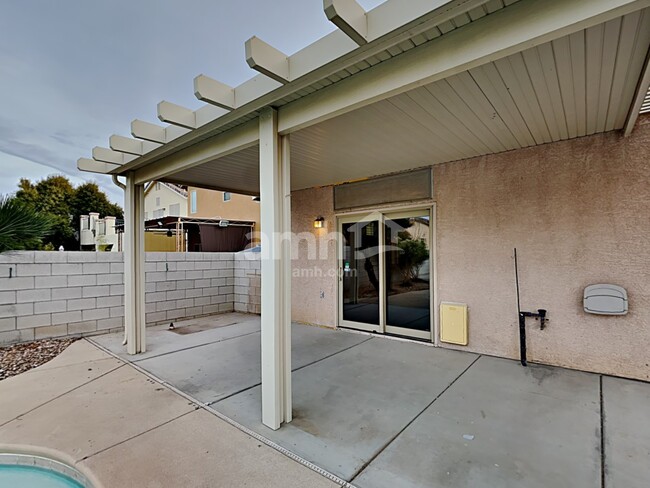 Building Photo - 1852 E Pyle Ave