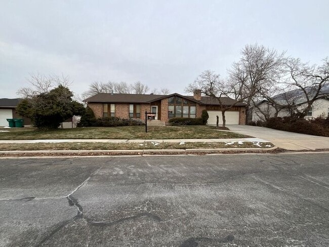 Building Photo - 5 bedroom 3 bath Home 2 car garage- Small dog friendly