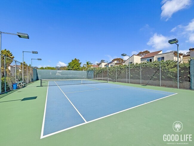 Building Photo - Spacious 3BD/2.5BA Townhouse in UTC W/ 2-C...