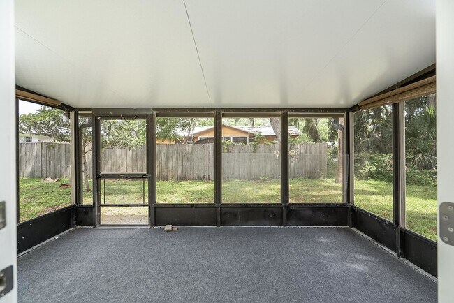 Building Photo - 494 Romano St
