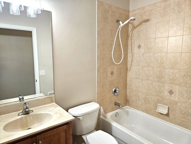 Building Photo - Annual Rental - Lovely 3 Bedroom 2 Bathroo...