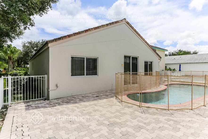 Building Photo - 1401 Banyan Cir