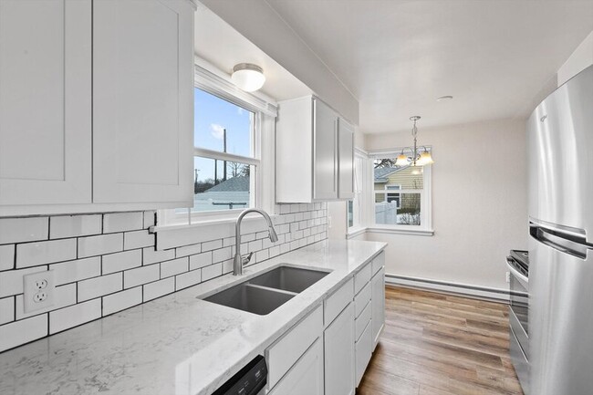 Building Photo - 10112 E Broadway Ave