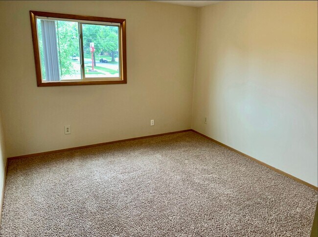 Building Photo - Charming 2-Bedroom Apartment with Balcony ...