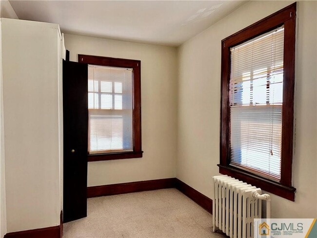 Building Photo - 560 Spruce Ave