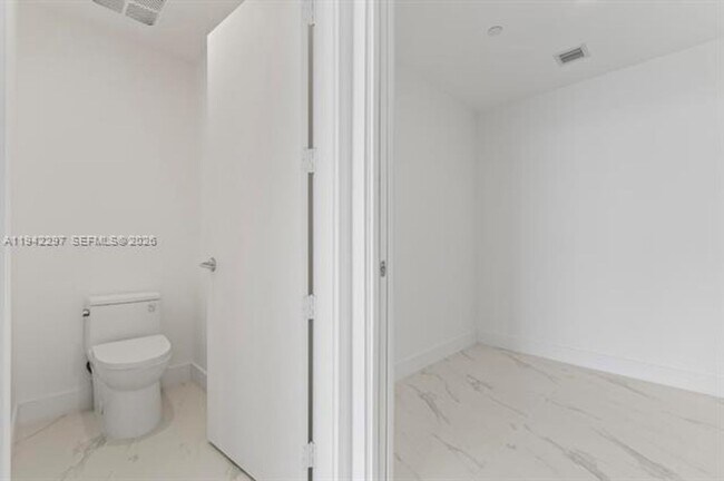 Building Photo - 700 NE 24th St