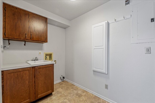 Building Photo - 2 bedroom 2 bath townhome located on the B...