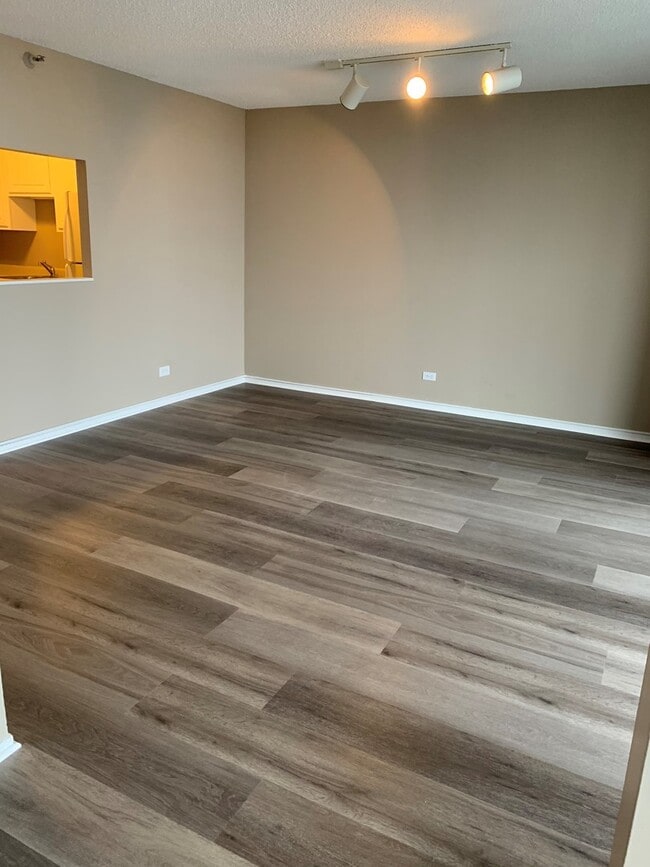 Building Photo - 10 E Ontario St