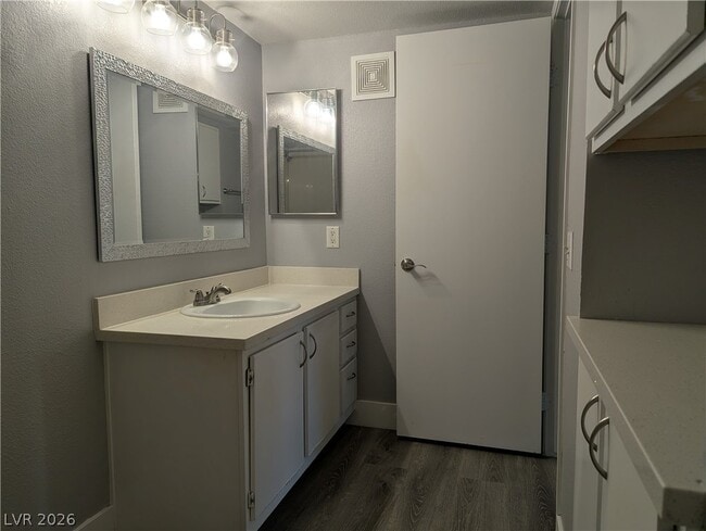 Building Photo - 555 E Silverado Ranch Blvd