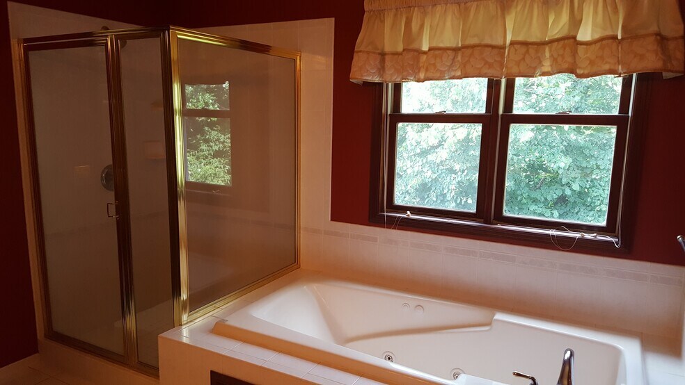 Primary bath - 2007 Glendale Hills Dr NE