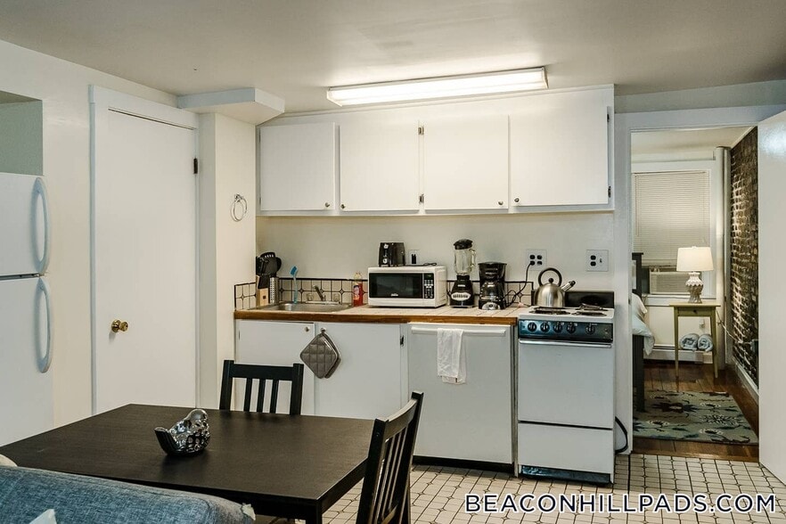 Building Photo - 72 Revere St