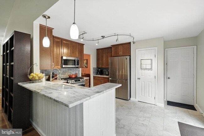 Building Photo - 9571 Basilwood Dr
