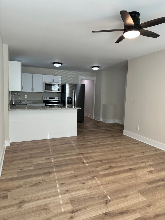 Building Photo - 102 W 15th Ave