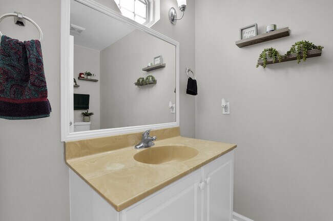 Building Photo - 136 Meadowside Ln