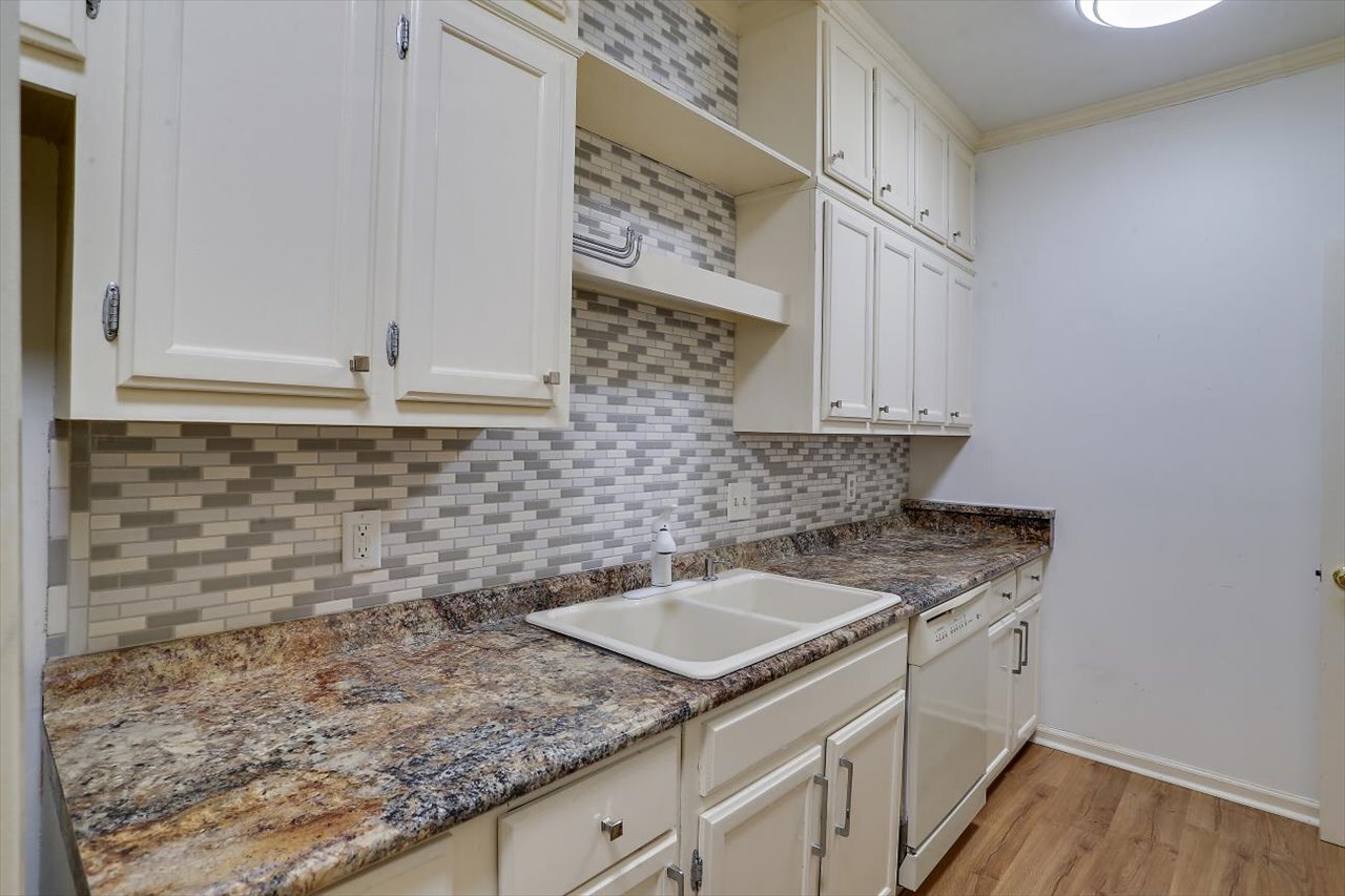 Building Photo - 1330 Roxbury Ct