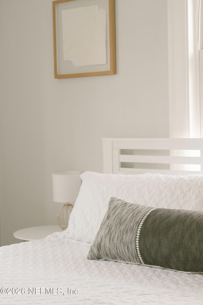 Building Photo - 212 Oak St