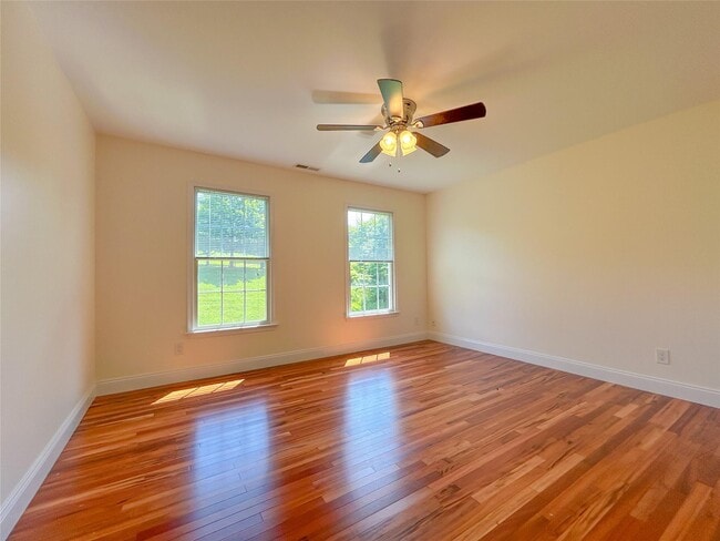 Building Photo - 101 Sunflower Cir