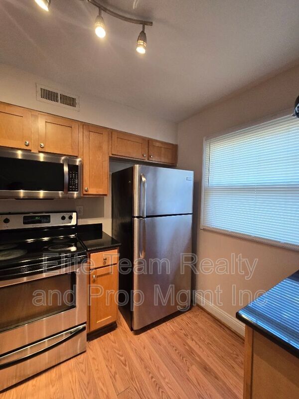Building Photo - 1207 Green Oaks Ln