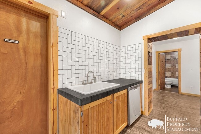 Building Photo - Charming Parker Home for Rent – Rustic Character Meets Modern Comfort!