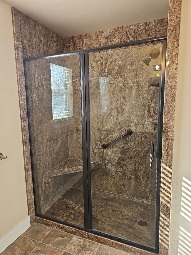 Building Photo - Beautiful 2 bedroom, 2 bath condo in a fab...