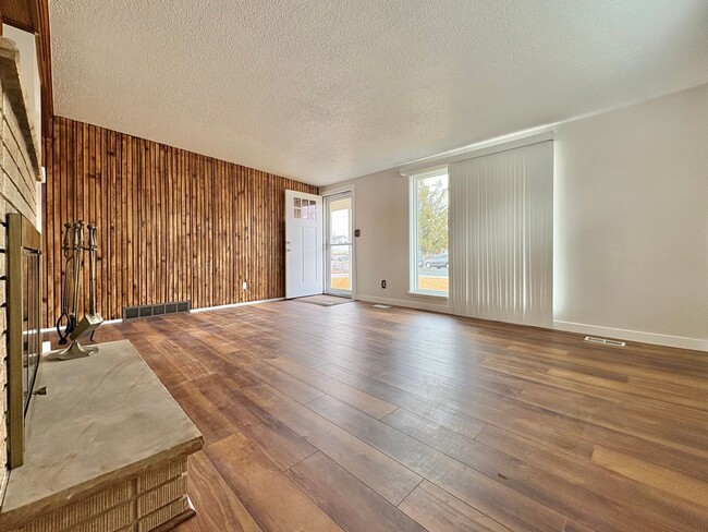 Building Photo - Renovated 3 Bed Home with Huge Yard & 2-Car Garage