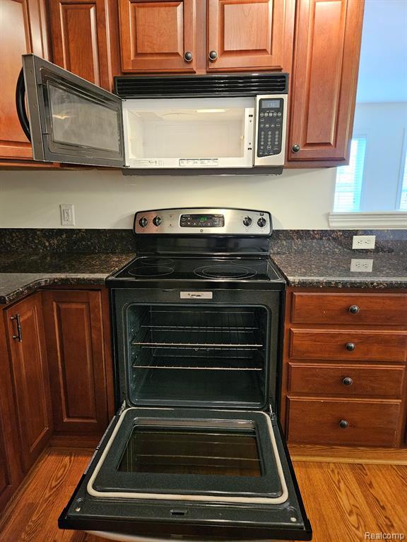 Building Photo - 264 Village Way S