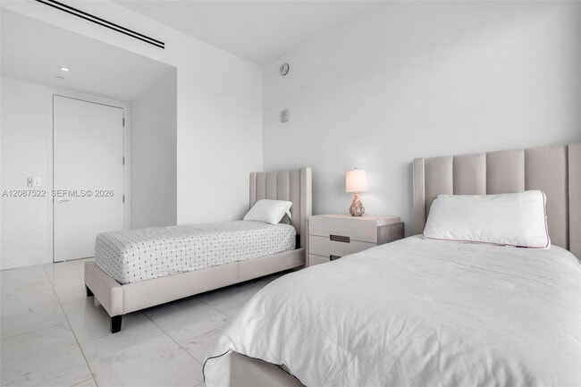 Building Photo - 15701 Collins Ave