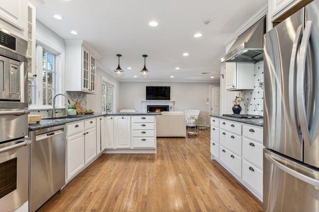 Kitchen - 4 Ivanhoe Ln