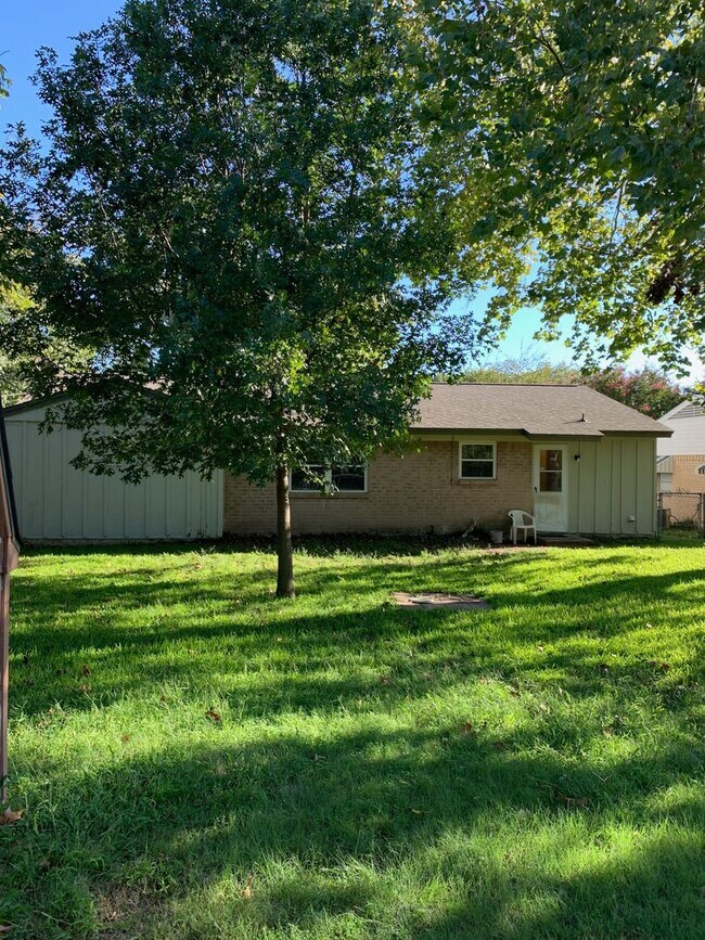 Building Photo - AVAILABLE NOW!!! Lovely 3 bedroom, 1 bath ...