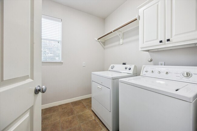 Building Photo - 5337 Elm St