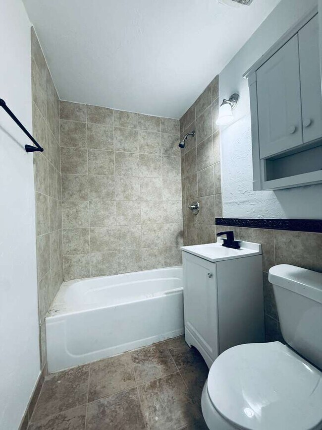 Building Photo - 124 E Northrup Dr