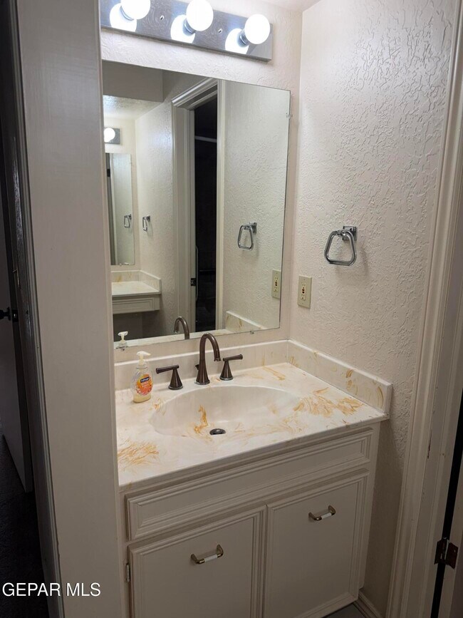 Building Photo - 320 Thunderbird Dr