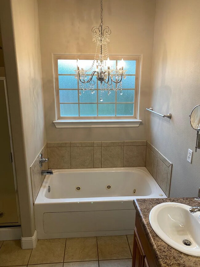 Building Photo - Available August 1st! Recently Updated 3-B...