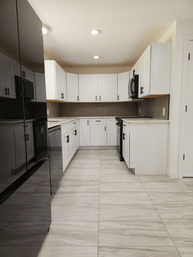 Building Photo - Completely renovated Ranch Style home in E...