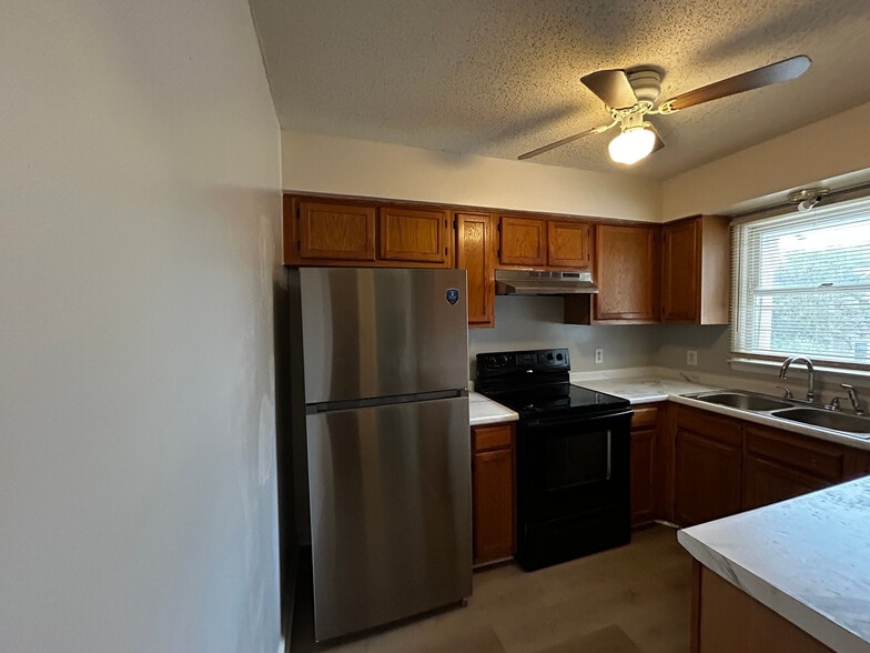 Building Photo - Room in Townhome on Oakland Hills Way