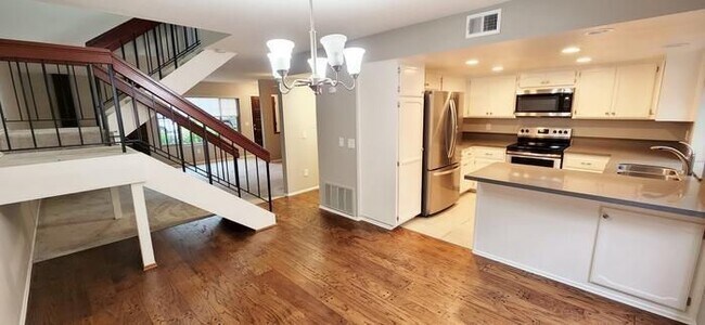 Building Photo - 6863 Alderwood Dr